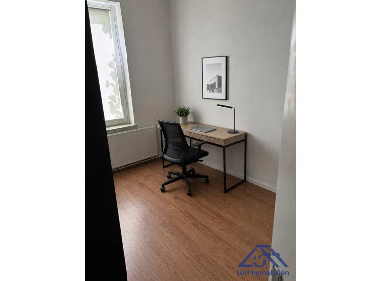 Zimmer 2 - KI - Lütt Immobilien.png