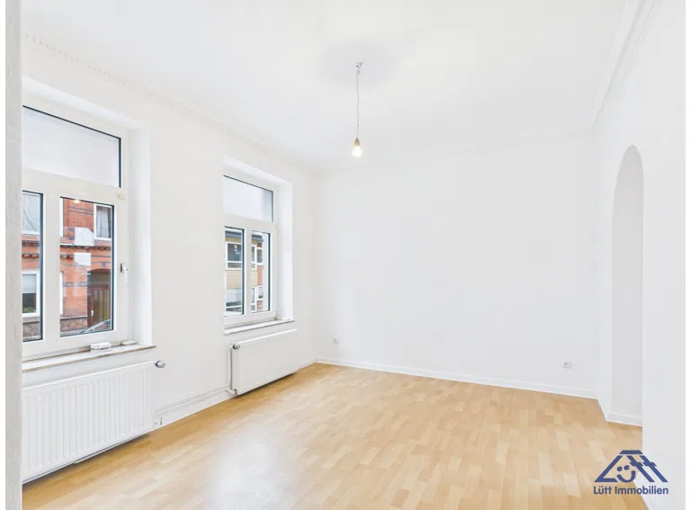 großes Zimmer Blick zur Straße