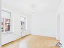 großes Zimmer Blick zur Straße