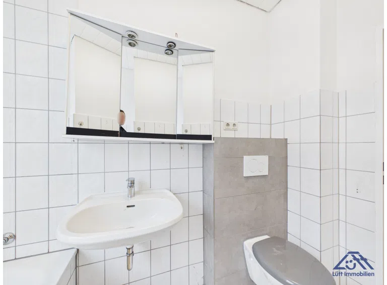 Badezimmer-Luett-Immobilien-Kiel-Gaarden.jpg