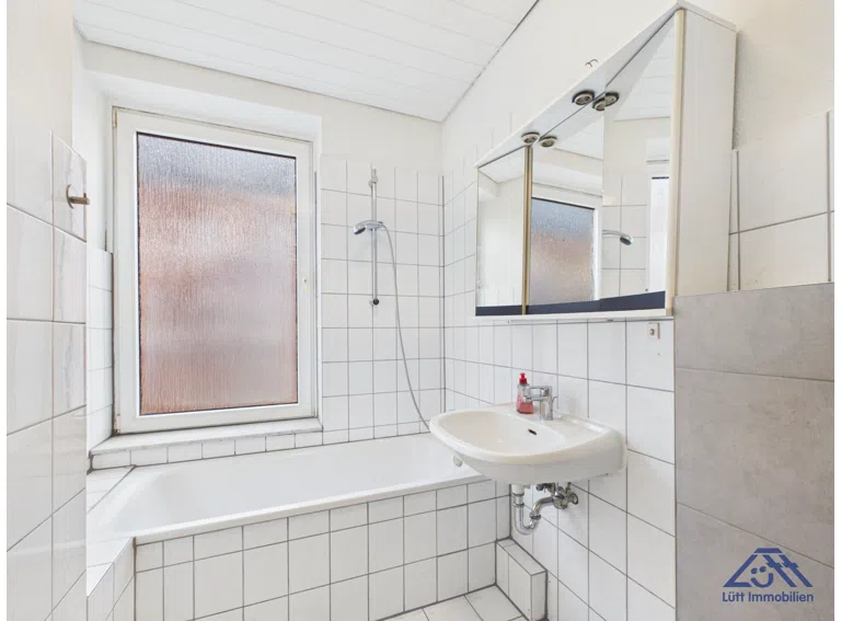Badezimmer-Luett-Immobilien-Kiel-Gaarden.jpg