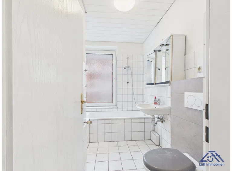 Badezimmer-Luett-Immobilien-Kiel-Gaarden.jpg
