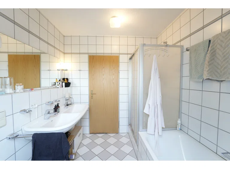 Tageslicht-Bad mit Badewanne, Dusche und Doppelwaschbecken