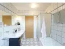 Tageslicht-Bad mit Badewanne, Dusche und Doppelwaschbecken