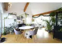 lichtdurchflutetes Wohnzimmer mit hoher Decke