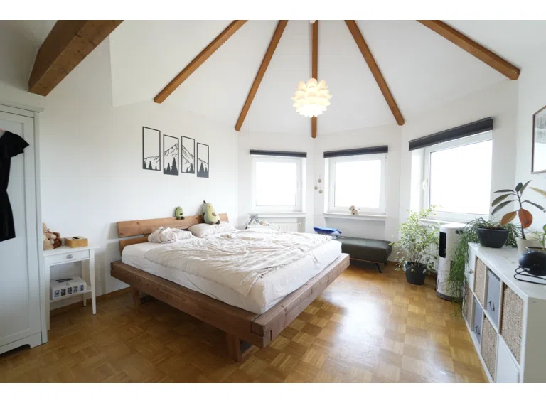 Schlafzimmer mit Erker und hoher Decke