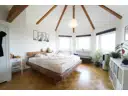 Schlafzimmer mit Erker und hoher Decke