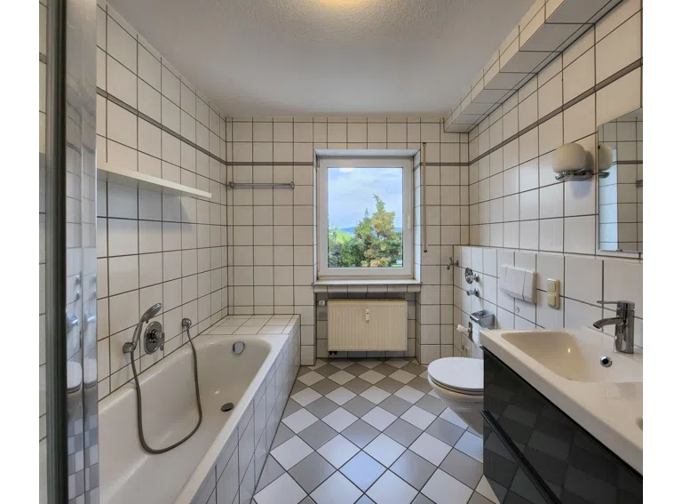 5 Tageslicht-Bad mit Doppelwaschbecken, Badewanne und Dusche