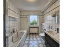 5 Tageslicht-Bad mit Doppelwaschbecken, Badewanne und Dusche