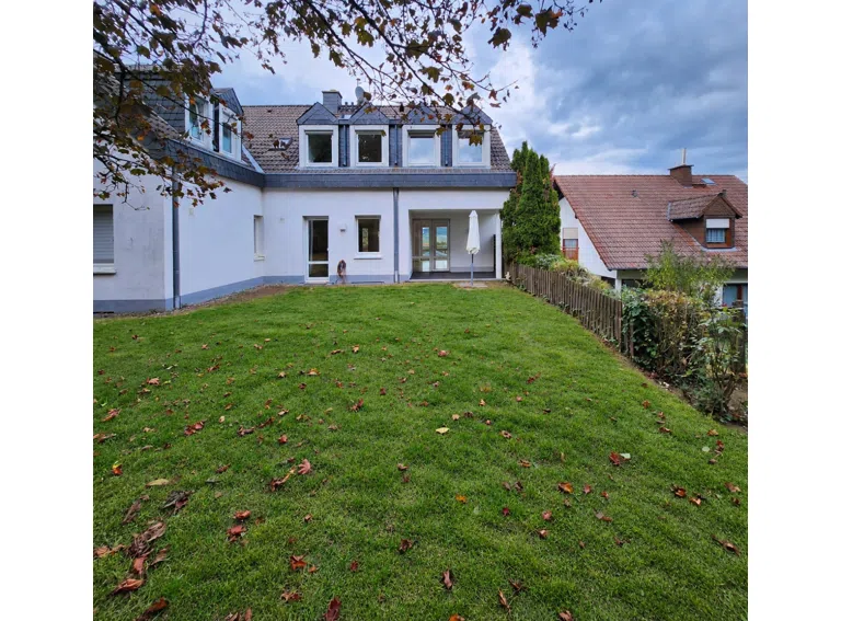 7 Blick vom der Wohnung zugeordneten Gartenanteil auf die Terrasse und Wohnung