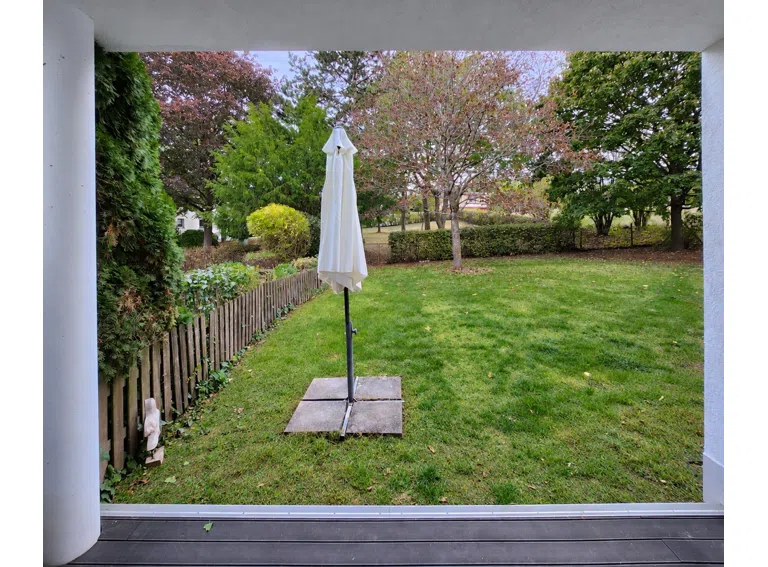7 Blick von der Südwest-Terrasse in den der Wohnung zugeordneten Gartenanteil