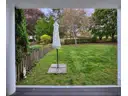 7 Blick von der Südwest-Terrasse in den der Wohnung zugeordneten Gartenanteil