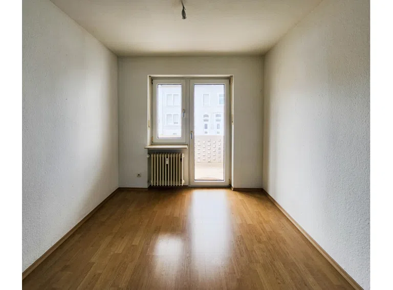 Das zweite von zwei Schlafzimmern, mit Zugang zum Nordbalkon