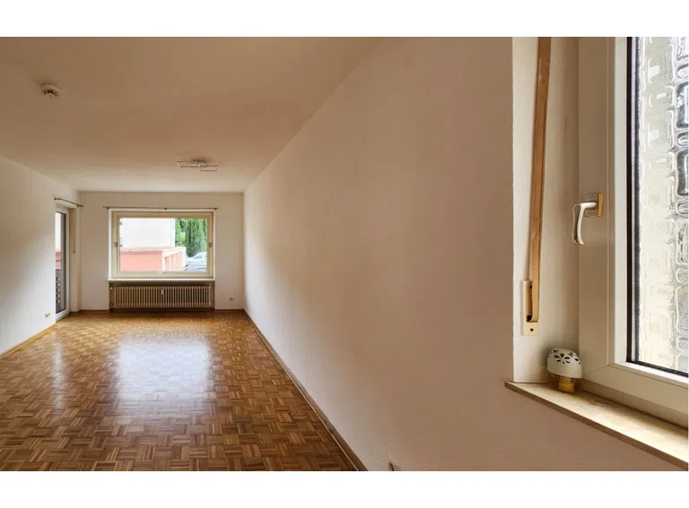 Großzügiges Wohnzimmer mit Zugang zum Südbalkon