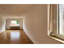 Großzügiges Wohnzimmer mit Zugang zum Südbalkon