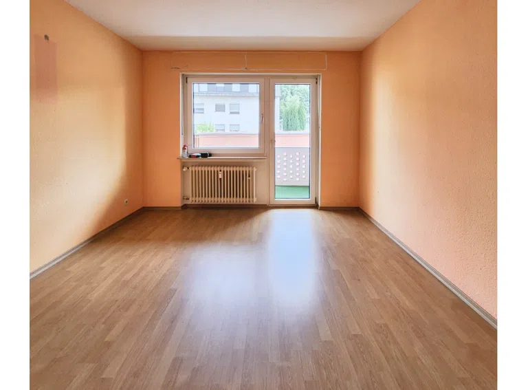 1. von 2 Schlafzimmern mit Zugang zum Balkon