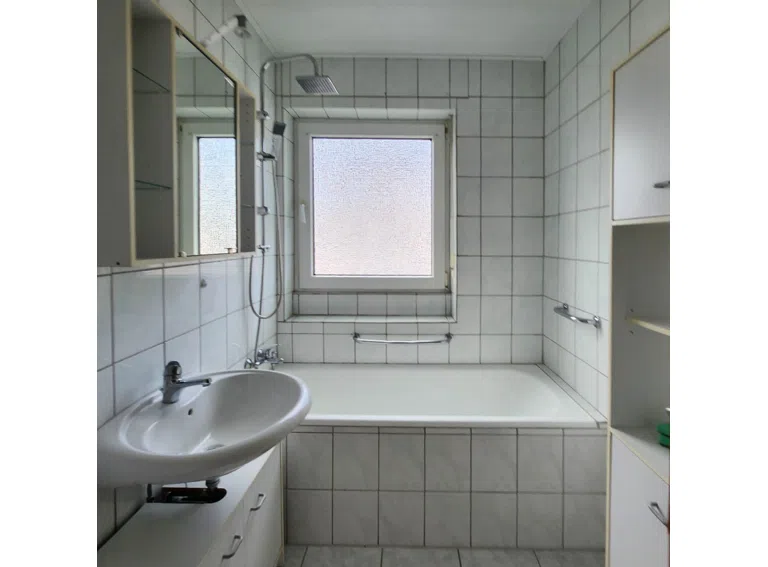 Tageslicht-Bad mit Badewanne