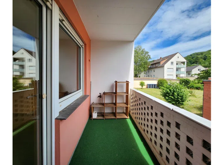 Südbalkon von der Wohnzimmertür aus gesehen. Links eins von zwei Schlafzimmern