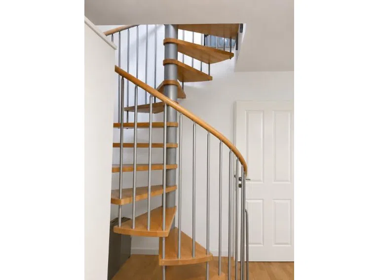 006 Wendeltreppe zur oberen Ebene