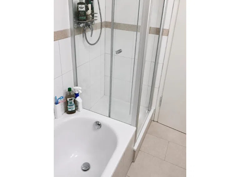 019 Badezimmer mit Dusche