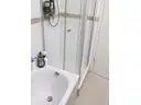 019 Badezimmer mit Dusche