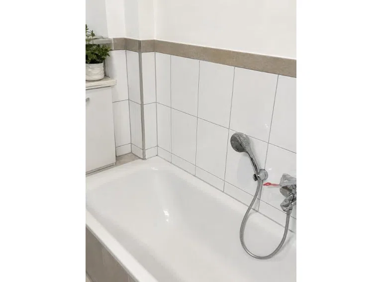 018 Bad mit Badewanne