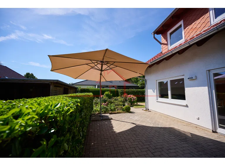 Blick auf die sonnige Terrasse