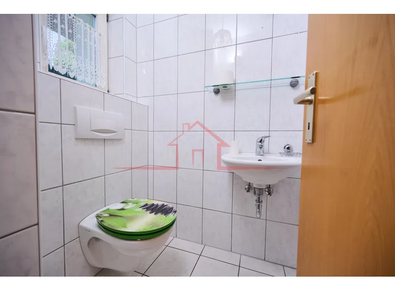 Blick in das separate Gäste-WC