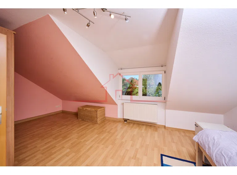Blick in das großzügige Elternschlafzimmer