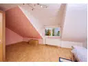 Blick in das großzügige Elternschlafzimmer