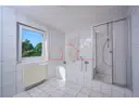 Blick in das helle Tageslichtbad mit Dusche und Badewanne