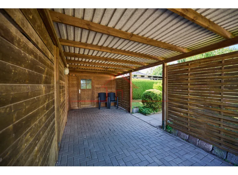 Blick in den Carport