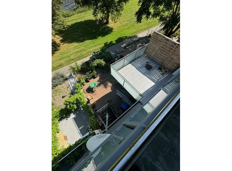 4 Blick zum Balkon OG und Terrasse