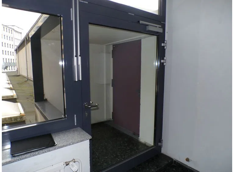 4 Hauptgebäude Flur - separater Zugang zur Halle
