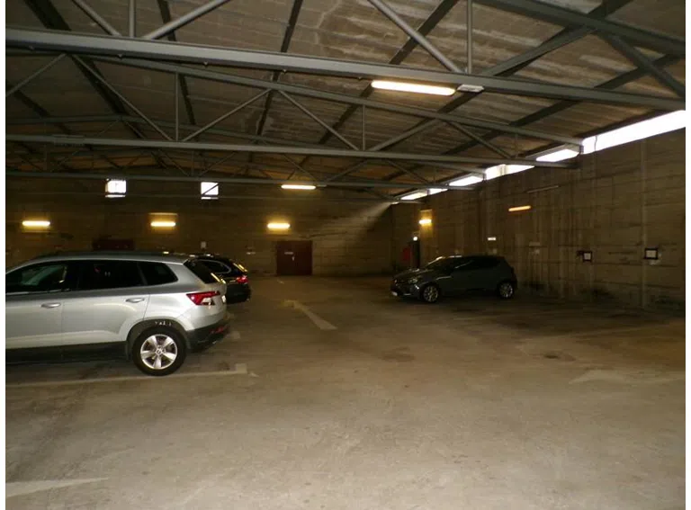 9 Blick von der linken Hallenwand zur rechten Hallenwand