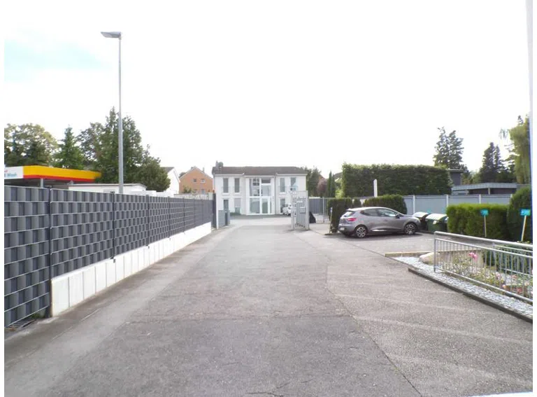 1 Blick von Straße in die Einfahrt