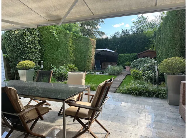 Terrasse mit Blick in den Garten