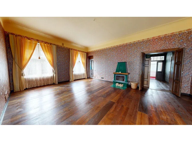 Wohnzimmer mit Kamin im EG