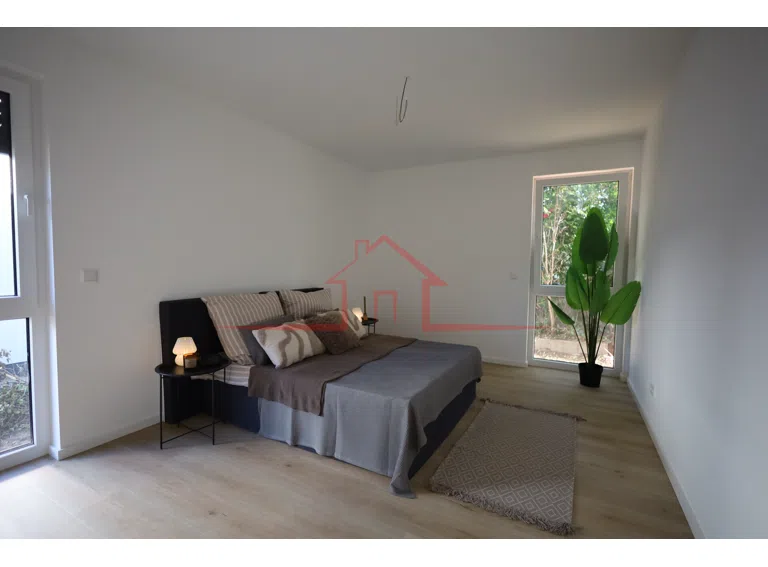 Großzügiges Schlafzimmer mit hellem Ambiente und hochwertigem Designboden