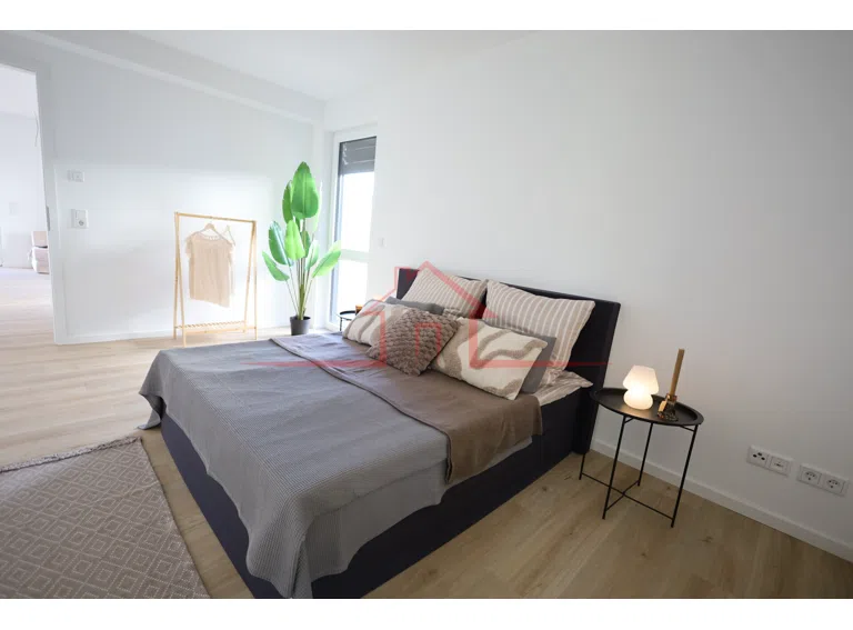 Ruhiges Schlafzimmer mit großzügiger Fensterfläche und angenehmer Wohnatmosphäre