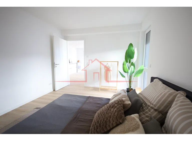 Ruhiges Schlafzimmer mit großzügiger Fensterfläche und angenehmer Wohnatmosphäre