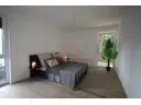 Großzügiges Schlafzimmer mit hellem Ambiente und hochwertigem Designboden