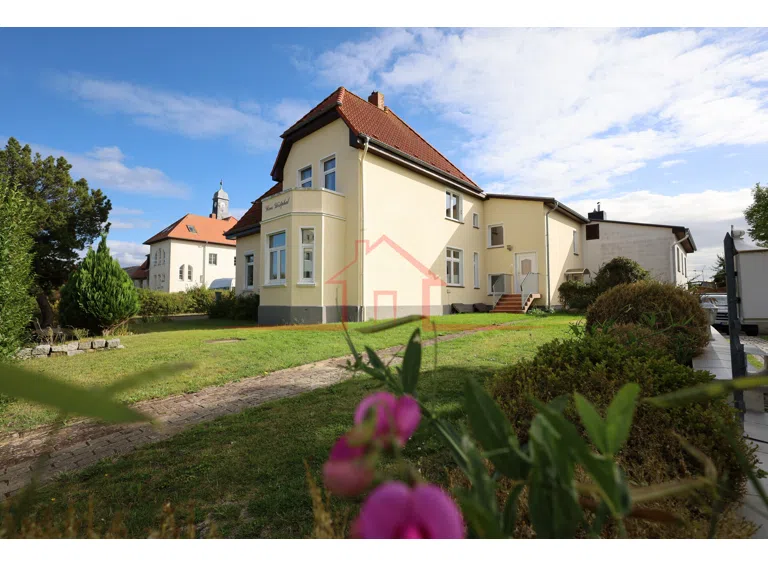 Blick auf die Villa und den gepflegten Außenbereich