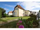 Blick auf die Villa und den gepflegten Außenbereich