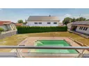 Außenansicht mit Pool