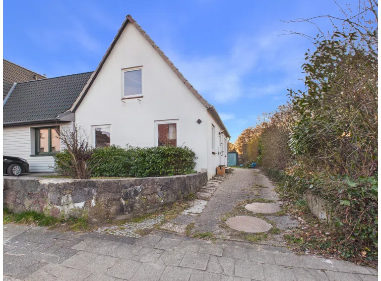 Straßenansicht- Lütt Immobilien Laboe.jpg