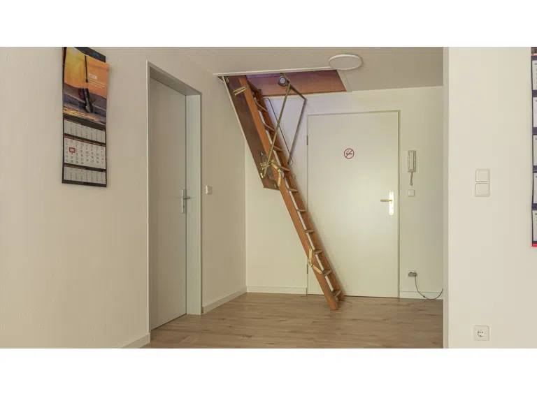 Eingangsbereich mit Treppe in den Dachboden
