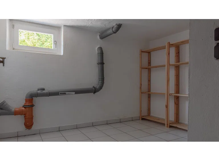 Massiver Kellerraum mit Fenster