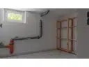 Massiver Kellerraum mit Fenster