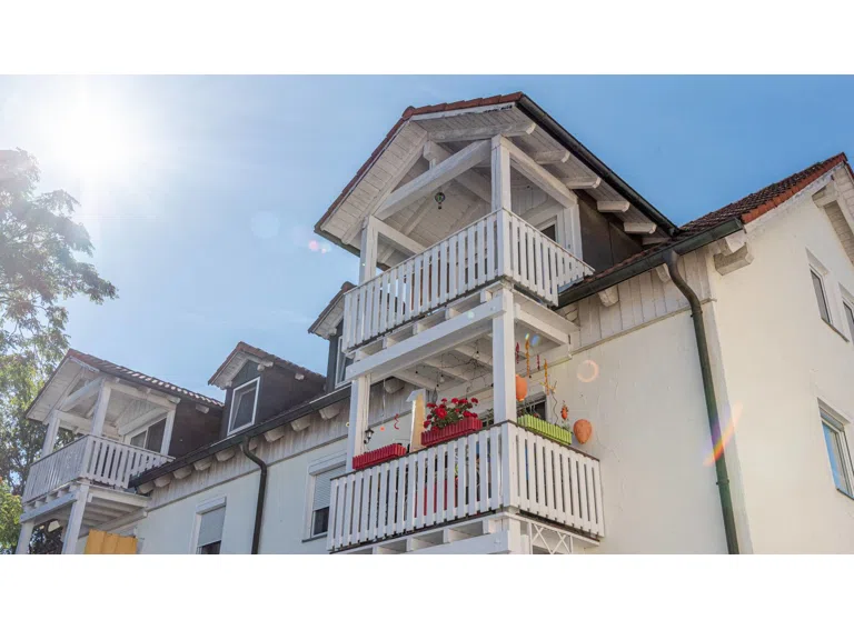 Blick vom Garagenhof hoch zum Balkon